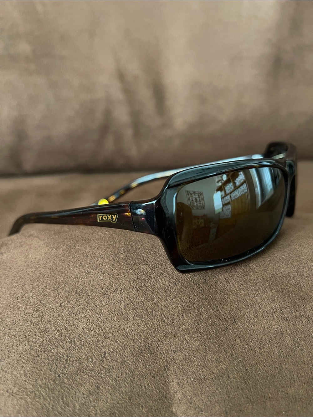 Roxy Suzanne Women’s Dark BrownTortoise Polarized Sunglasses with Amber Logo